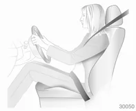 ■ Mit dem Gesäß möglichst weit hinten an der Rückenlehne sitzen. Den Abstand